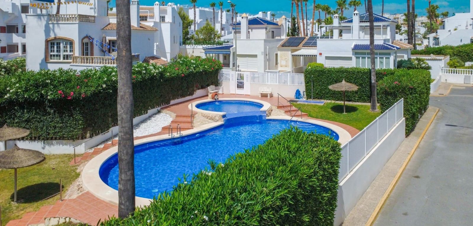Casa de 4 habitaciones en Orihuela Costa en venta con piscina garaje - 295.000 € (Ref: 9930406)