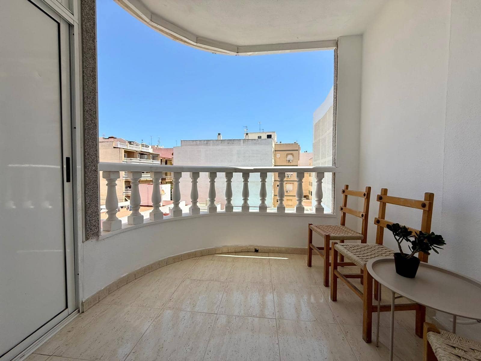 Apartamento de 2 habitaciones en Torrevieja en venta - 219.900 € (Ref: 9930407)