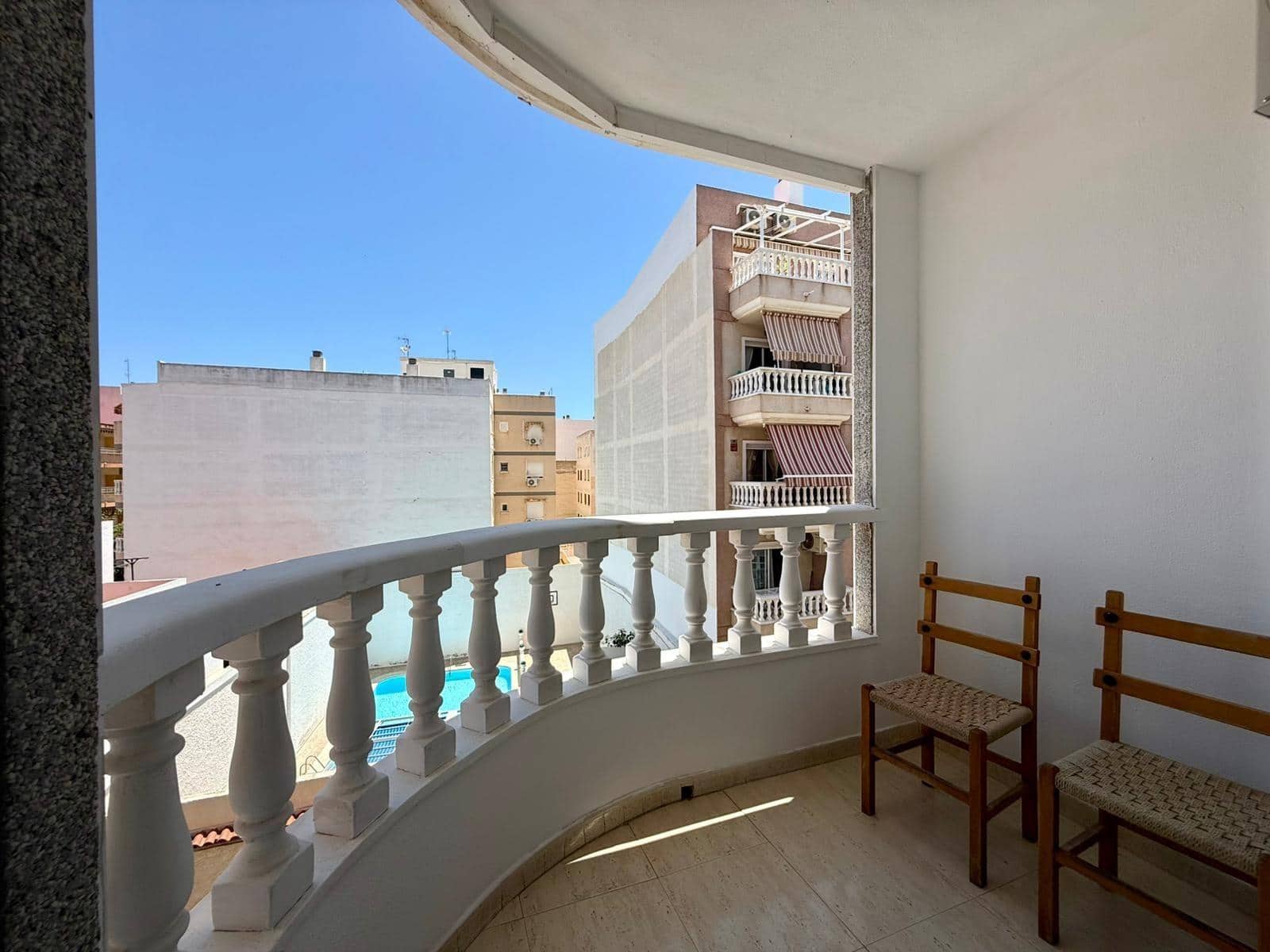 Apartamento de 2 habitaciones en Torrevieja en venta - 219.900 € (Ref: 9930407)