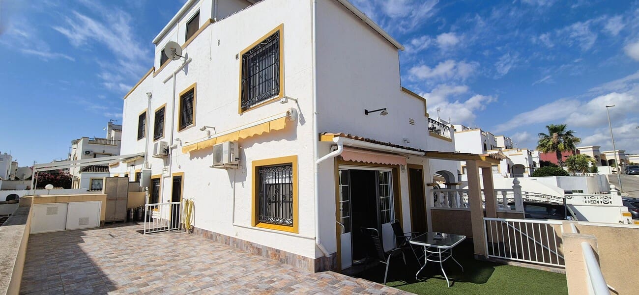 6 soverom Hus til salgs i Torrevieja med svømmebasseng garasje - € 279 900 (Ref: 9931319)