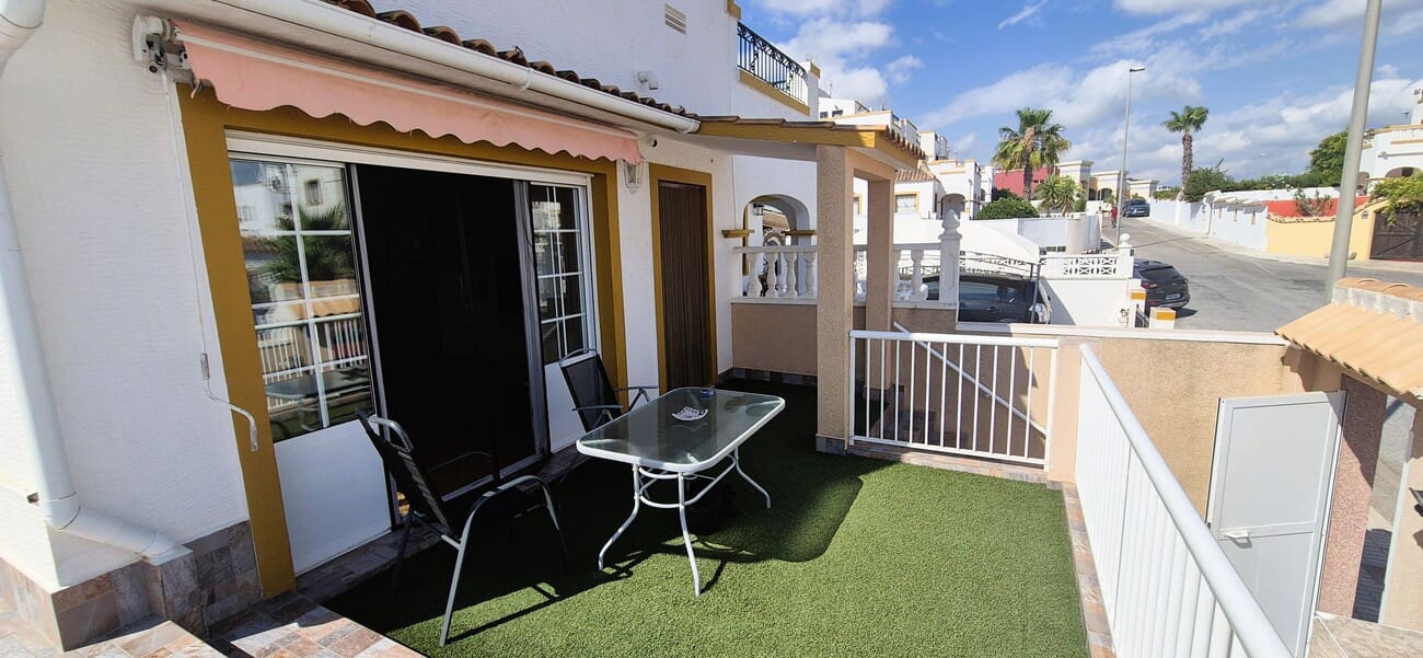 6 soverom Hus til salgs i Torrevieja med svømmebasseng garasje - € 279 900 (Ref: 9931319)