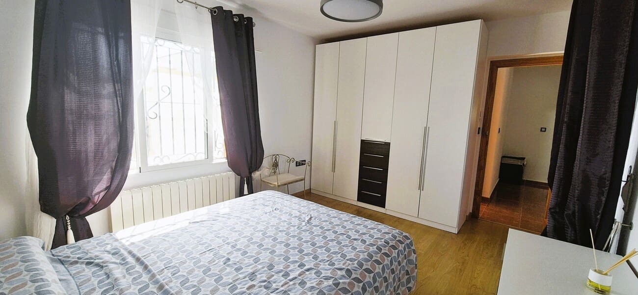 6 soverom Hus til salgs i Torrevieja med svømmebasseng garasje - € 279 900 (Ref: 9931319)