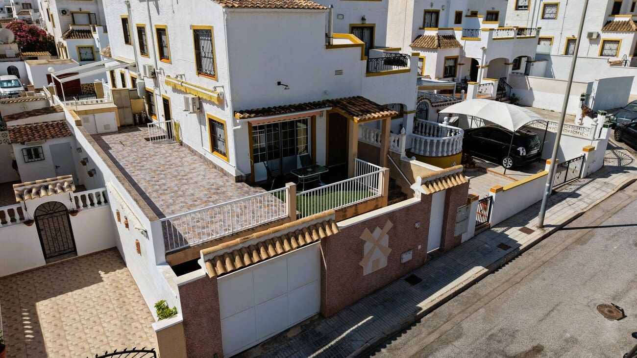 6 soverom Hus til salgs i Torrevieja med svømmebasseng garasje - € 279 900 (Ref: 9931319)