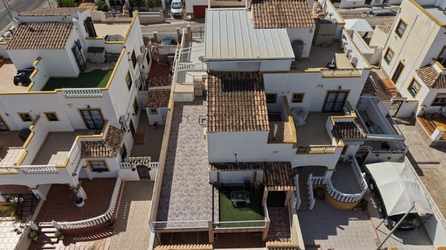 6 soverom Hus til salgs i Torrevieja med svømmebasseng garasje - € 279 900 (Ref: 9931319)