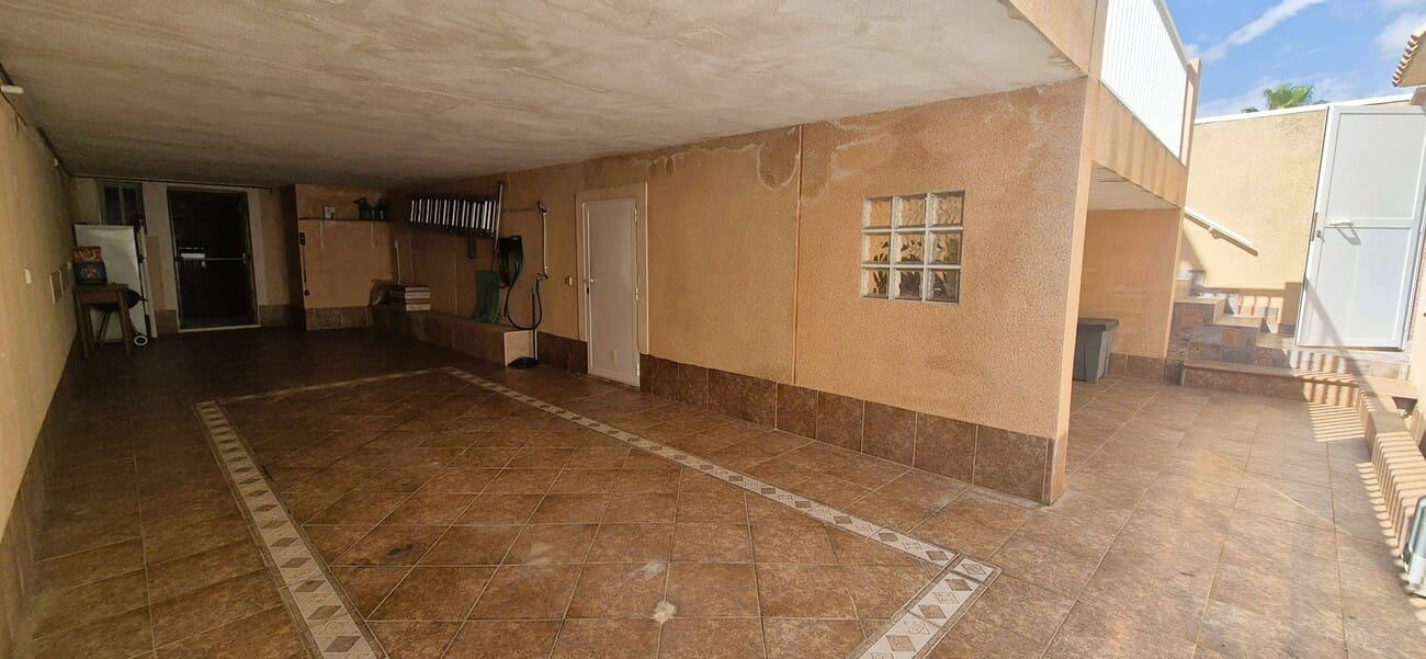 6 soverom Hus til salgs i Torrevieja med svømmebasseng garasje - € 279 900 (Ref: 9931319)