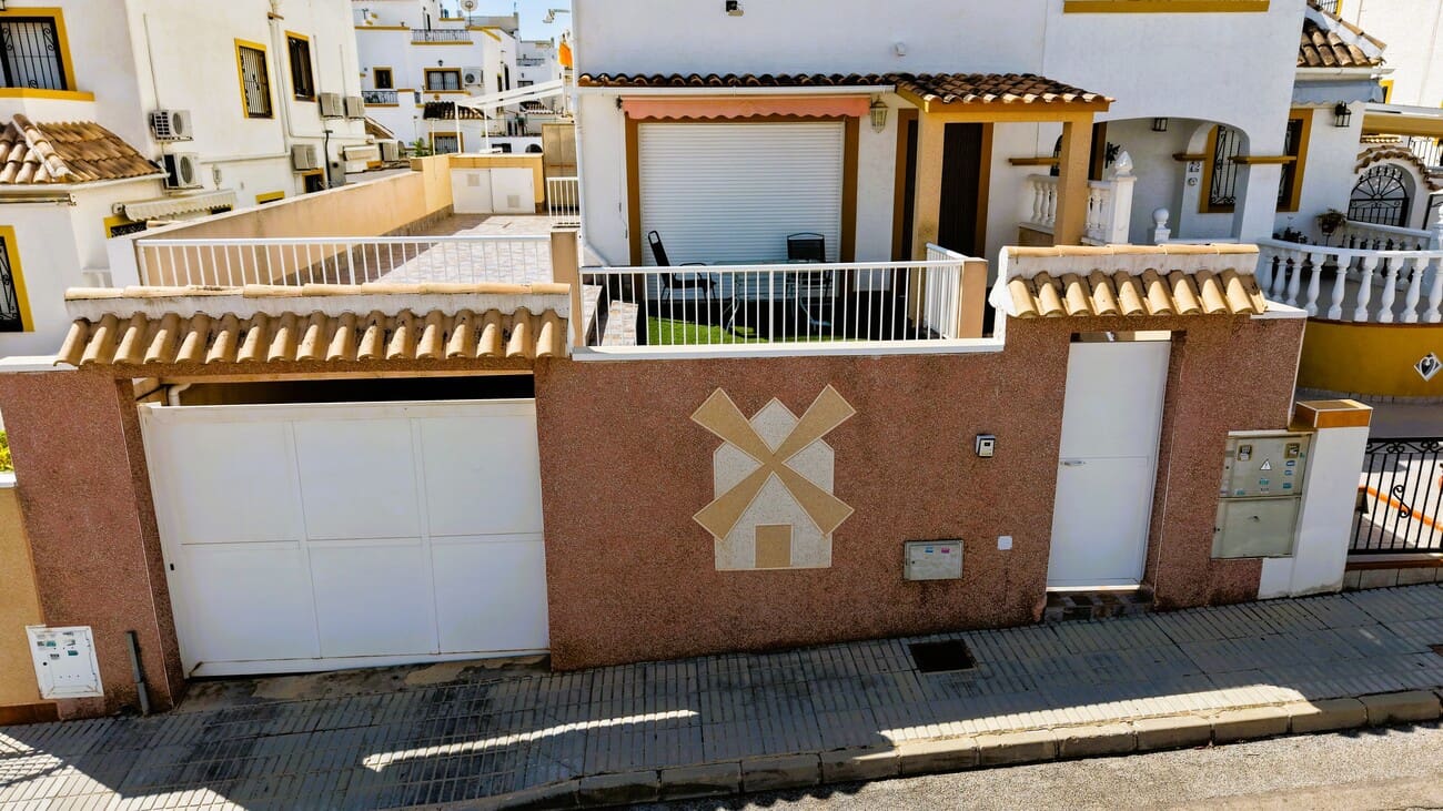6 soverom Hus til salgs i Torrevieja med svømmebasseng garasje - € 279 900 (Ref: 9931319)