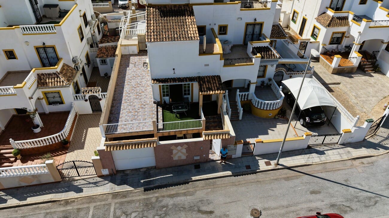 6 soverom Hus til salgs i Torrevieja med svømmebasseng garasje - € 279 900 (Ref: 9931319)