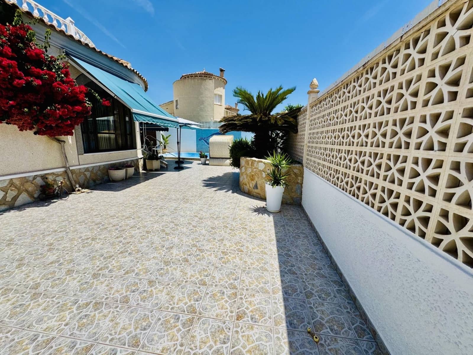 2 Zimmer Villa zu verkaufen in Torrevieja mit Pool - 315.000 € (Ref: 9937856)