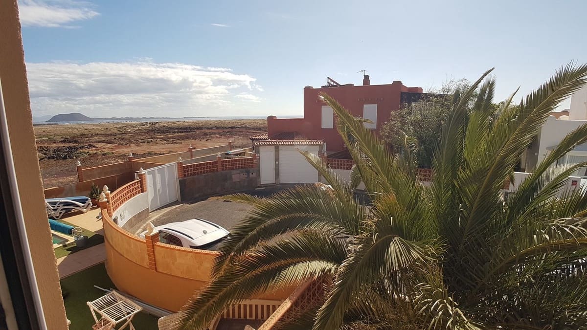 3 slaapkamer Halfvrijstaande villa te koop in Corralejo met garage - € 310.000 (Ref: 9942029)