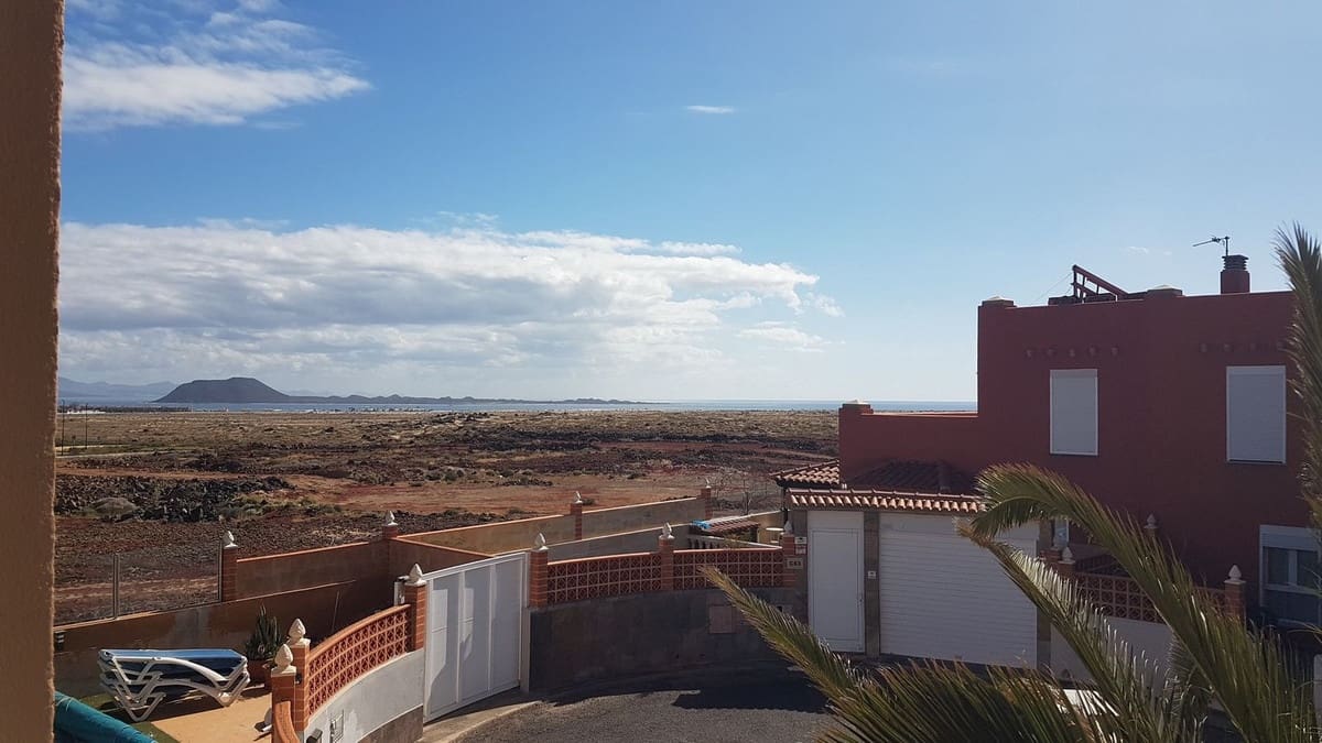 3 slaapkamer Halfvrijstaande villa te koop in Corralejo met garage - € 310.000 (Ref: 9942029)