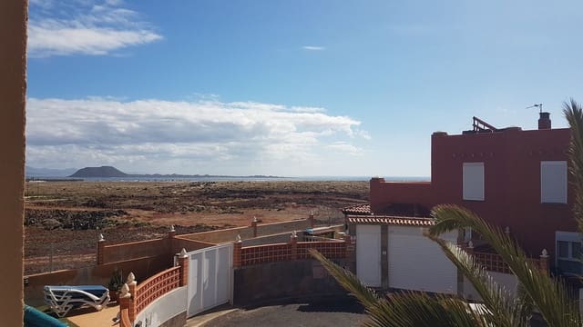 3 soverom Kjedet enebolig til salgs i Corralejo, La Oliva med garasje - € 310 000 (Ref: 9942029)