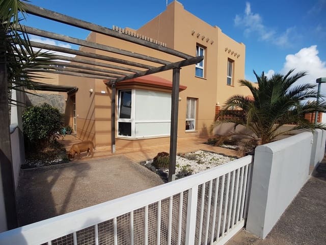 3 soverom Kjedet enebolig til salgs i Corralejo, La Oliva med garasje - € 310 000 (Ref: 9942029)