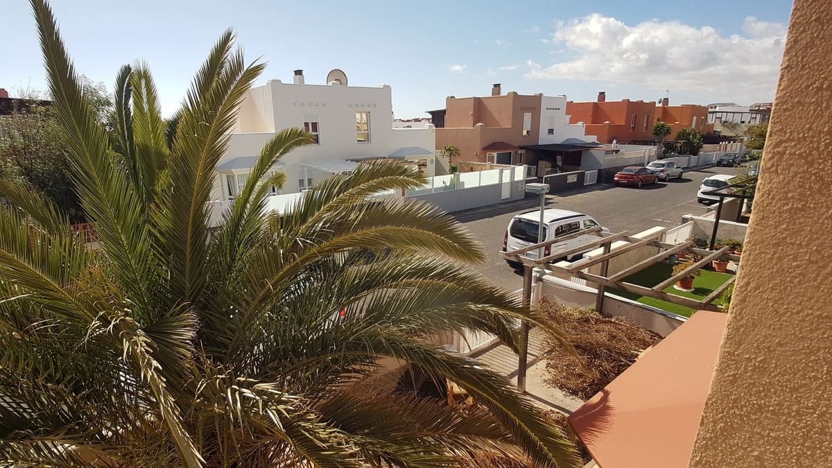 3 slaapkamer Halfvrijstaande villa te koop in Corralejo met garage - € 310.000 (Ref: 9942029)