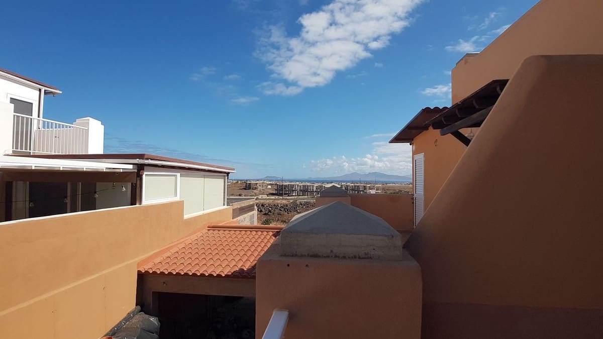 3 slaapkamer Halfvrijstaande villa te koop in Corralejo met garage - € 310.000 (Ref: 9942029)