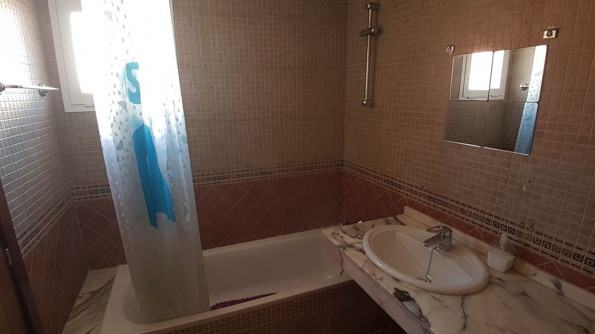 3 slaapkamer Halfvrijstaande villa te koop in Corralejo met garage - € 310.000 (Ref: 9942029)