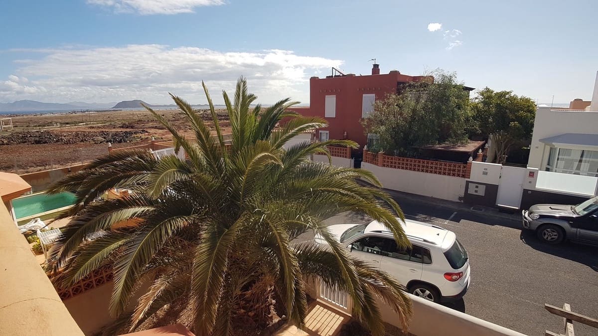 3 slaapkamer Halfvrijstaande villa te koop in Corralejo met garage - € 310.000 (Ref: 9942029)
