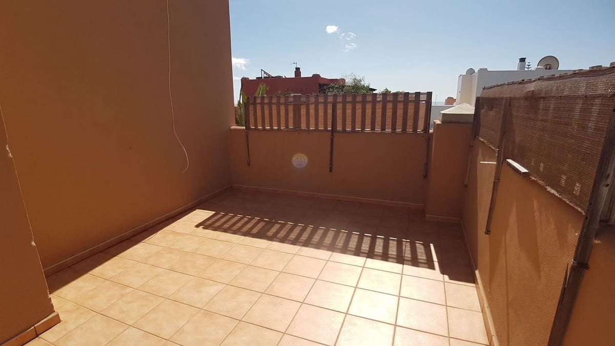 3 slaapkamer Halfvrijstaande villa te koop in Corralejo met garage - € 310.000 (Ref: 9942029)