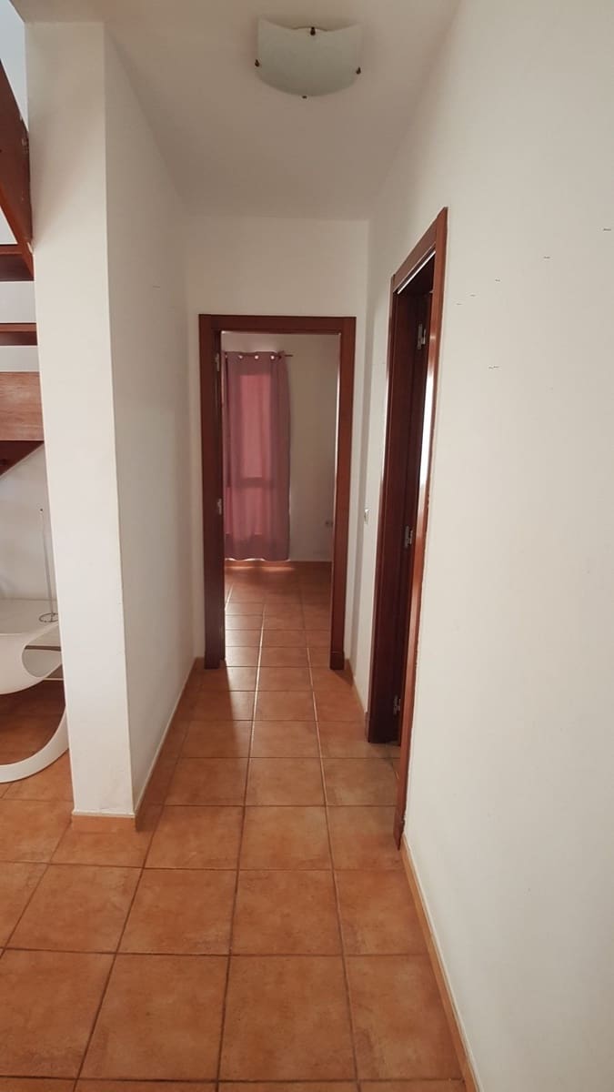 3 slaapkamer Halfvrijstaande villa te koop in Corralejo met garage - € 310.000 (Ref: 9942029)