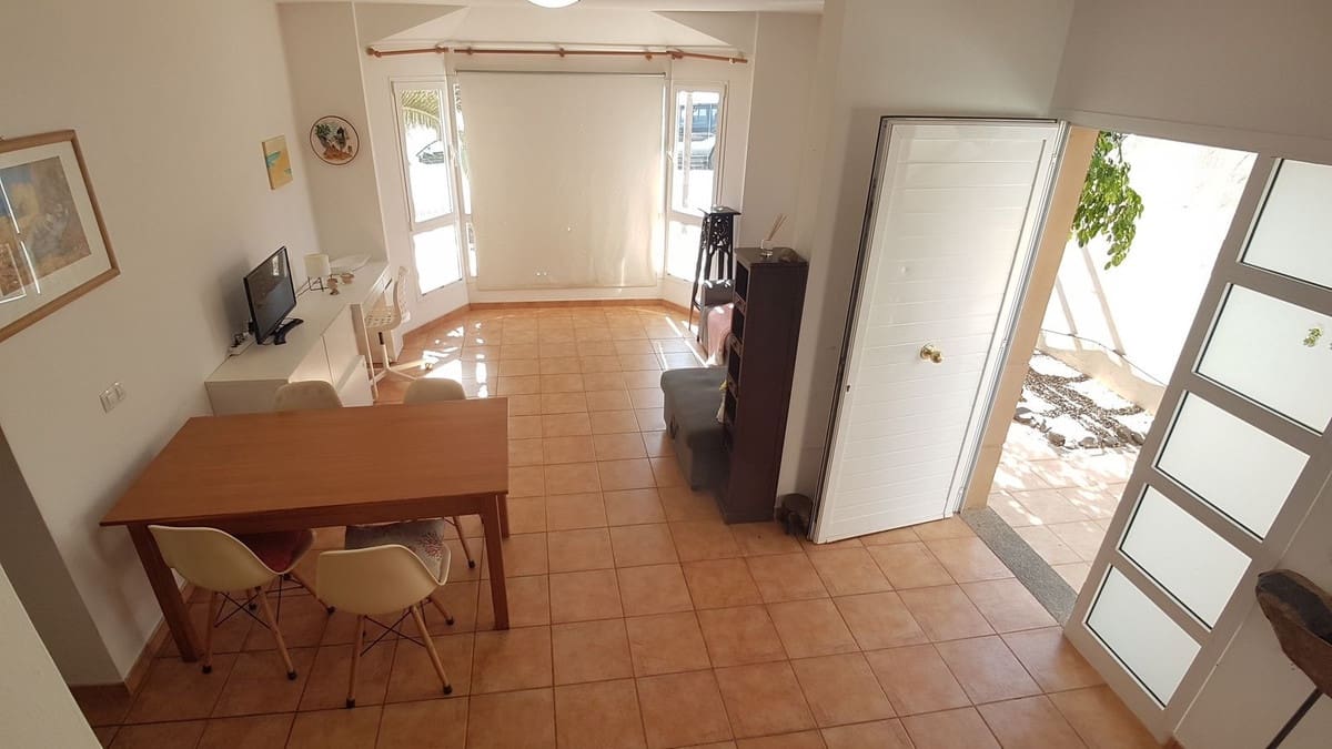 3 slaapkamer Halfvrijstaande villa te koop in Corralejo met garage - € 310.000 (Ref: 9942029)