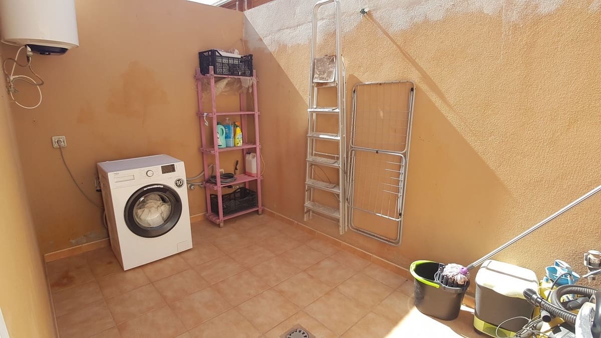 3 slaapkamer Halfvrijstaande villa te koop in Corralejo met garage - € 310.000 (Ref: 9942029)