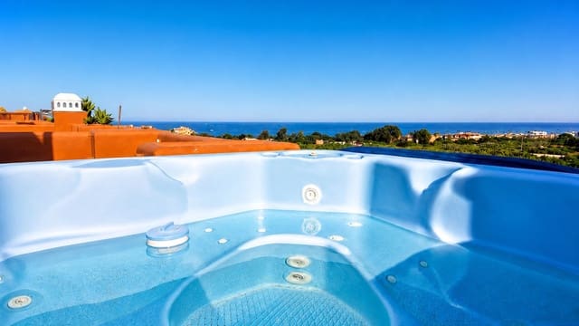 2 slaapkamer Appartement te koop in La Duquesa / Puerto de la Duquesa, Manilva - € 345.000 (Ref: 9943420)