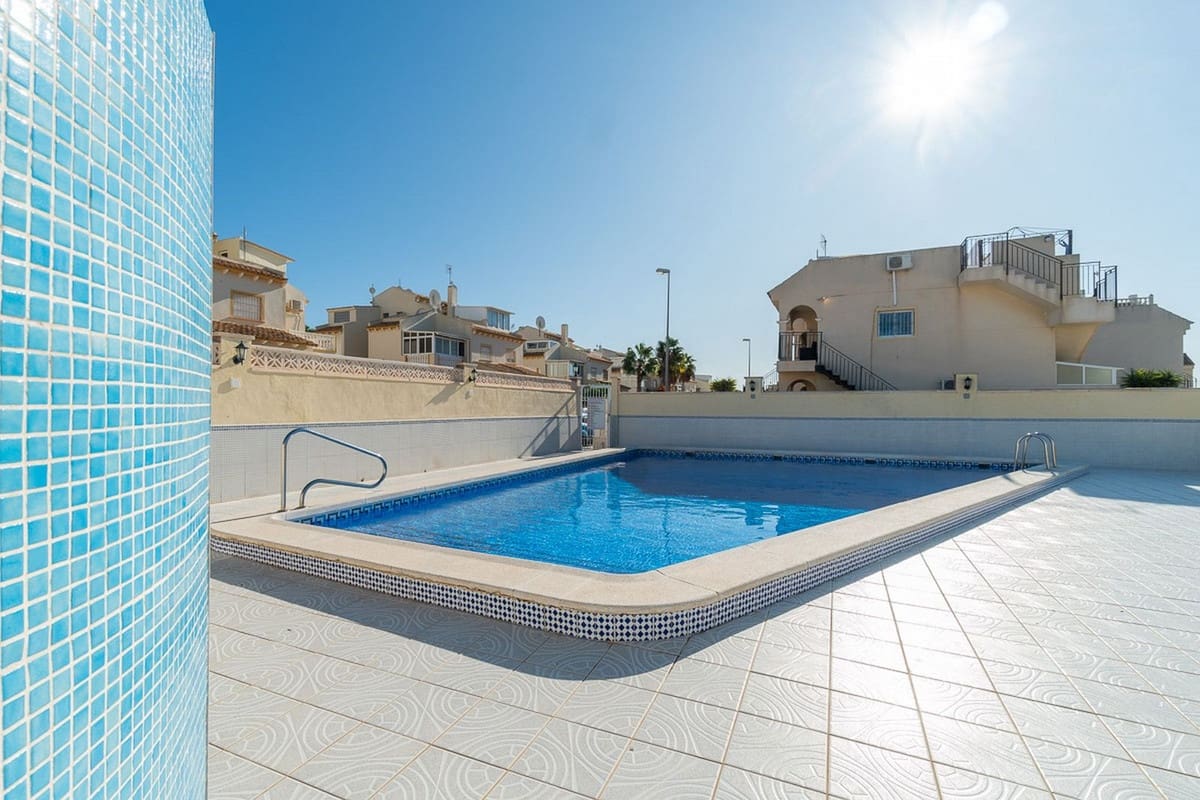 2 soveværelse Lejlighed til salg i Playa Flamenca med swimmingpool - € 165.900 (Ref: 9947507)