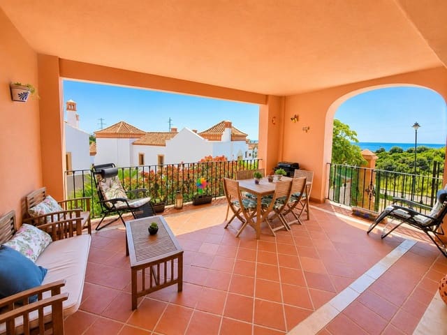 Pareado de 3 habitaciones en La Duquesa / Puerto de la Duquesa, Manilva en venta con piscina garaje - 495.000 € (Ref: 9947520)