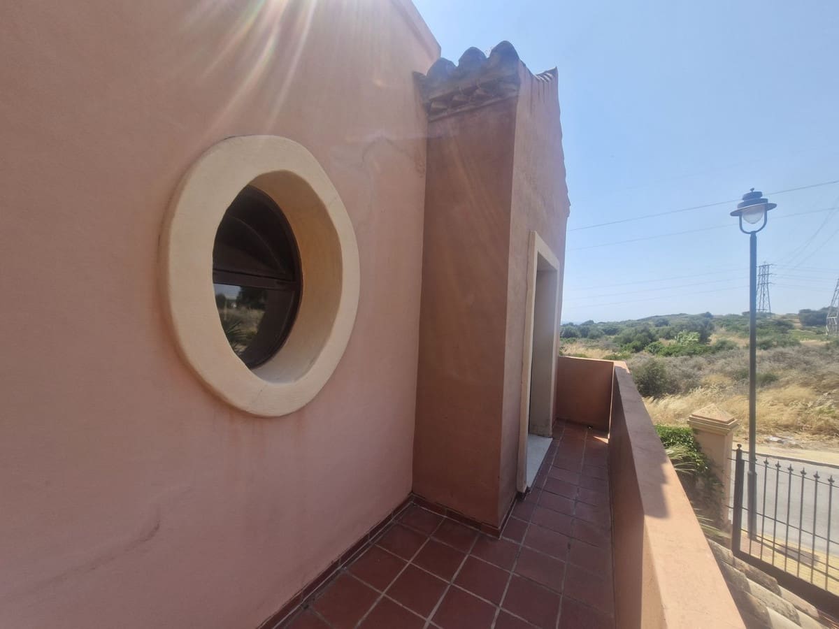 3 soverom Kjedet enebolig til salgs i La Duquesa / Puerto de la Duquesa med svømmebasseng garasje - € 469 000 (Ref: 9947520)