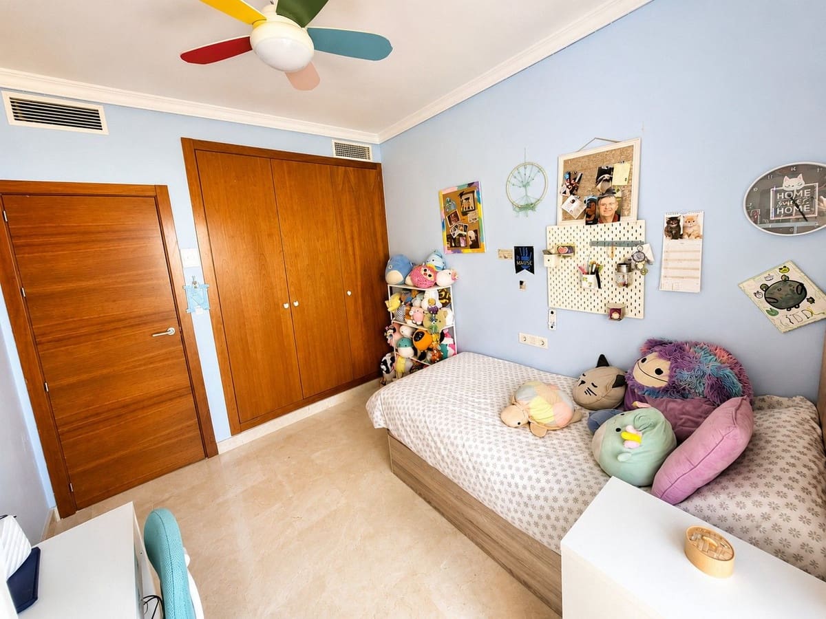 3 soverom Kjedet enebolig til salgs i La Duquesa / Puerto de la Duquesa med svømmebasseng garasje - € 469 000 (Ref: 9947520)