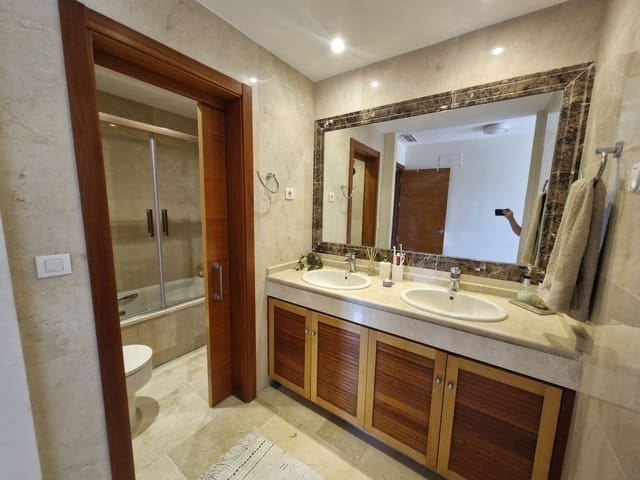Pareado de 3 habitaciones en La Duquesa / Puerto de la Duquesa, Manilva en venta con piscina garaje - 495.000 € (Ref: 9947520)