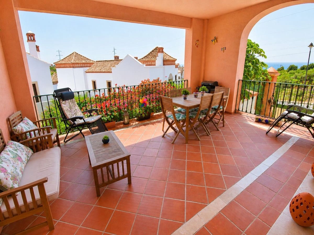 3 soverom Kjedet enebolig til salgs i La Duquesa / Puerto de la Duquesa med svømmebasseng garasje - € 469 000 (Ref: 9947520)