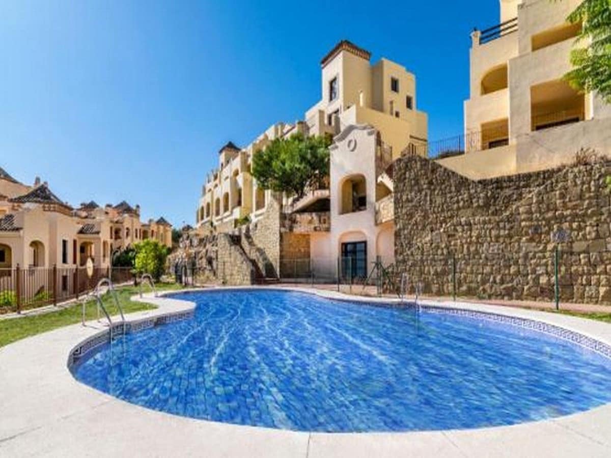 3 soverom Kjedet enebolig til salgs i La Duquesa / Puerto de la Duquesa med svømmebasseng garasje - € 469 000 (Ref: 9947520)
