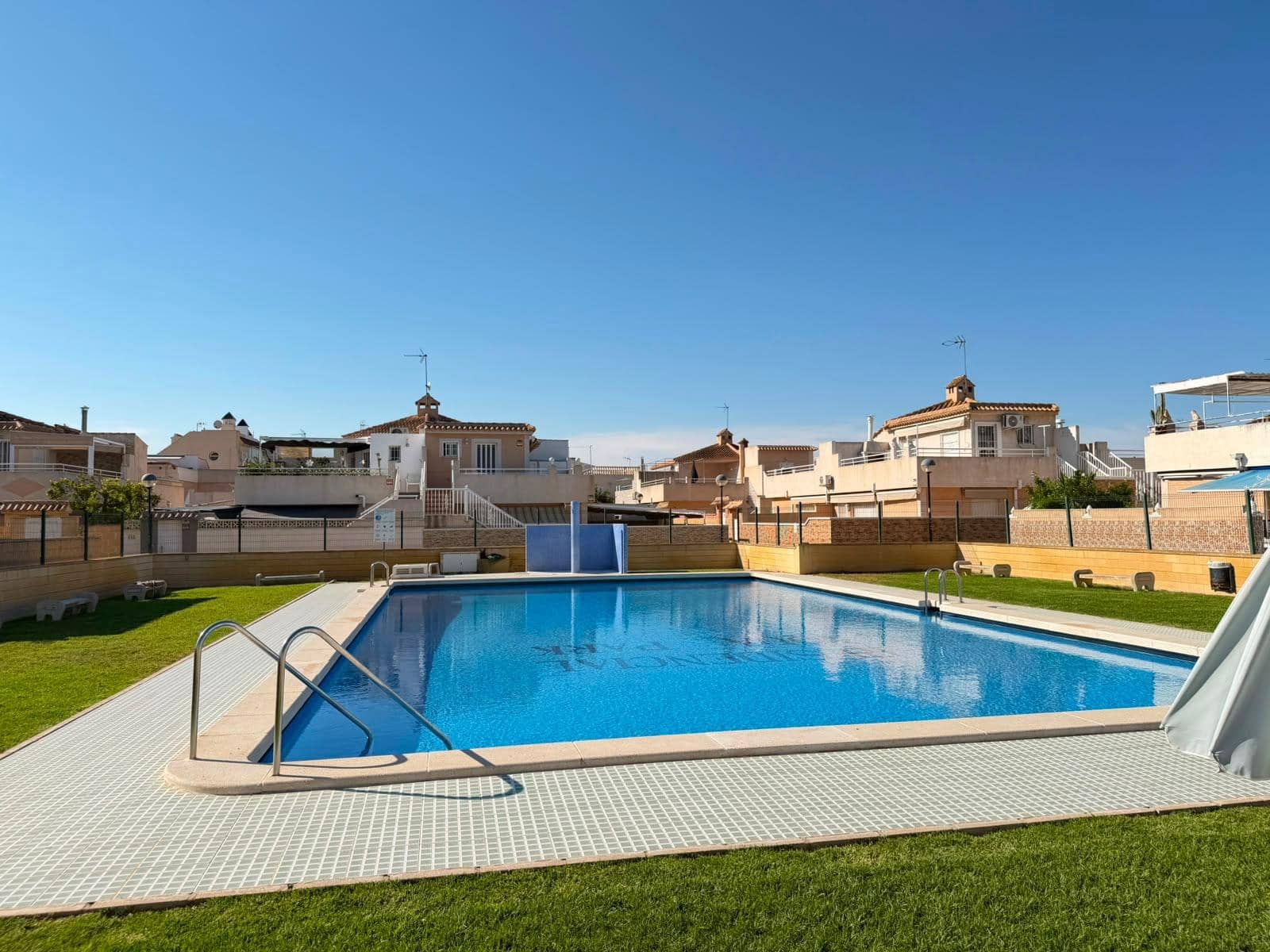 3 bedroom Semi-detached Villa for sale in Torrevieja with pool - € 239,600 (Ref: 9954889)