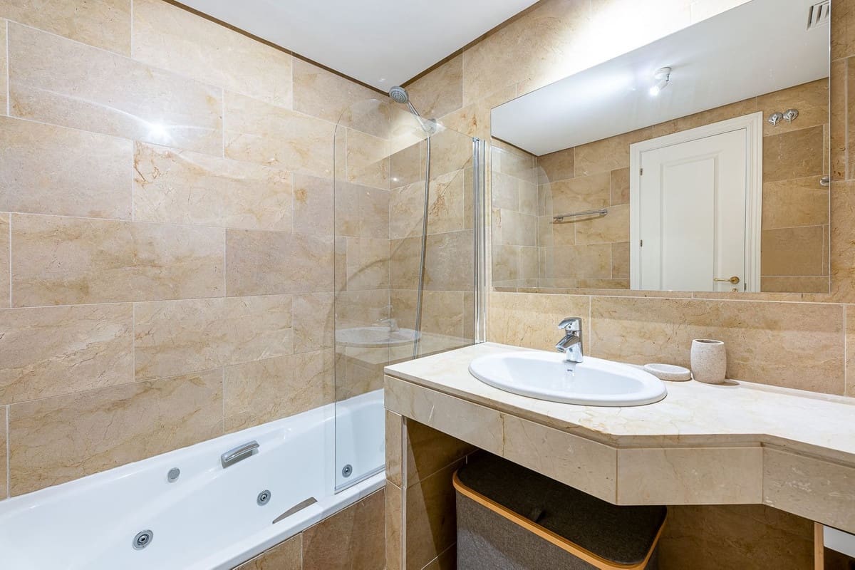 2 Zimmer Apartment zu verkaufen in Manilva mit Pool Garage - 325.000 € (Ref: 9958002)