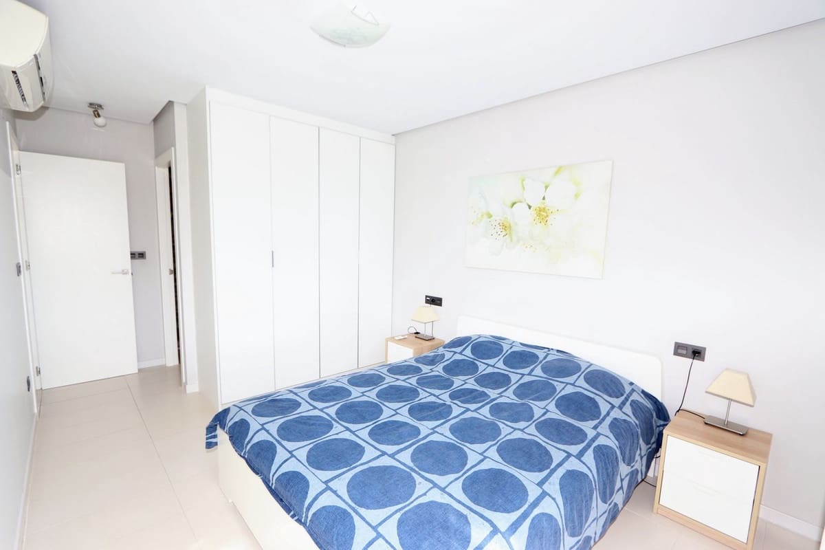 Apartamento de 2 habitaciones en Villamartin en venta con piscina garaje - 245.000 € (Ref: 9962332)
