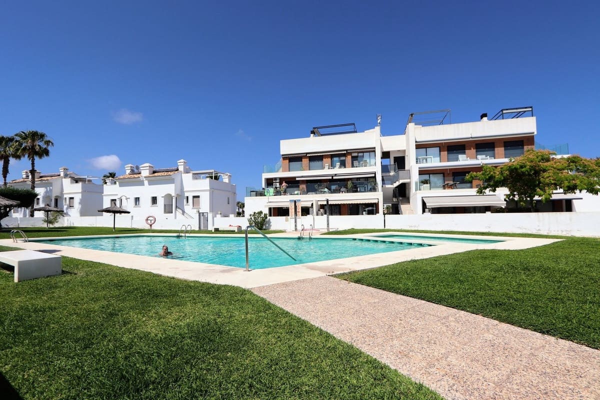 Apartamento de 2 habitaciones en Villamartin en venta con piscina garaje - 245.000 € (Ref: 9962332)
