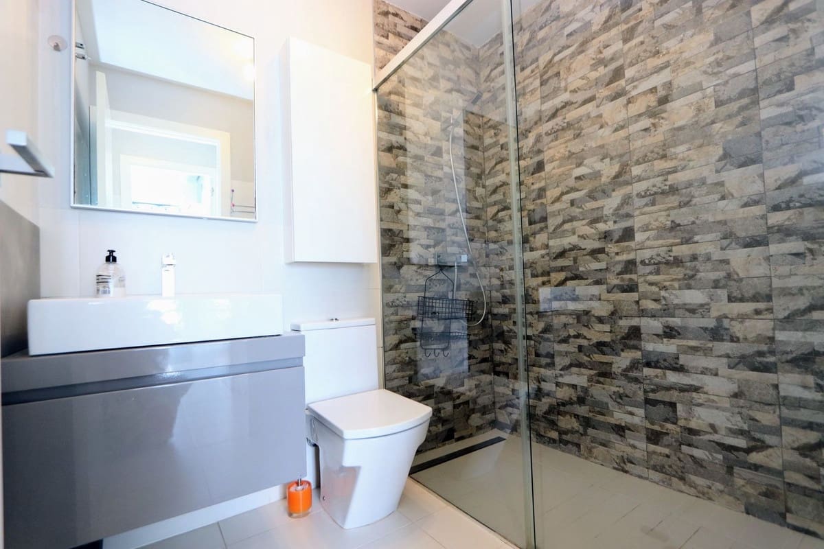 Apartamento de 2 habitaciones en Villamartin en venta con piscina garaje - 245.000 € (Ref: 9962332)