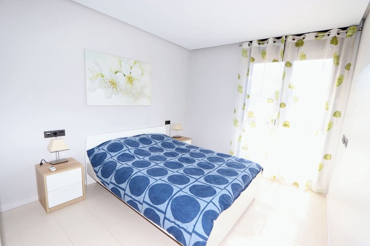 Apartamento de 2 habitaciones en Villamartin en venta con piscina garaje - 245.000 € (Ref: 9962332)