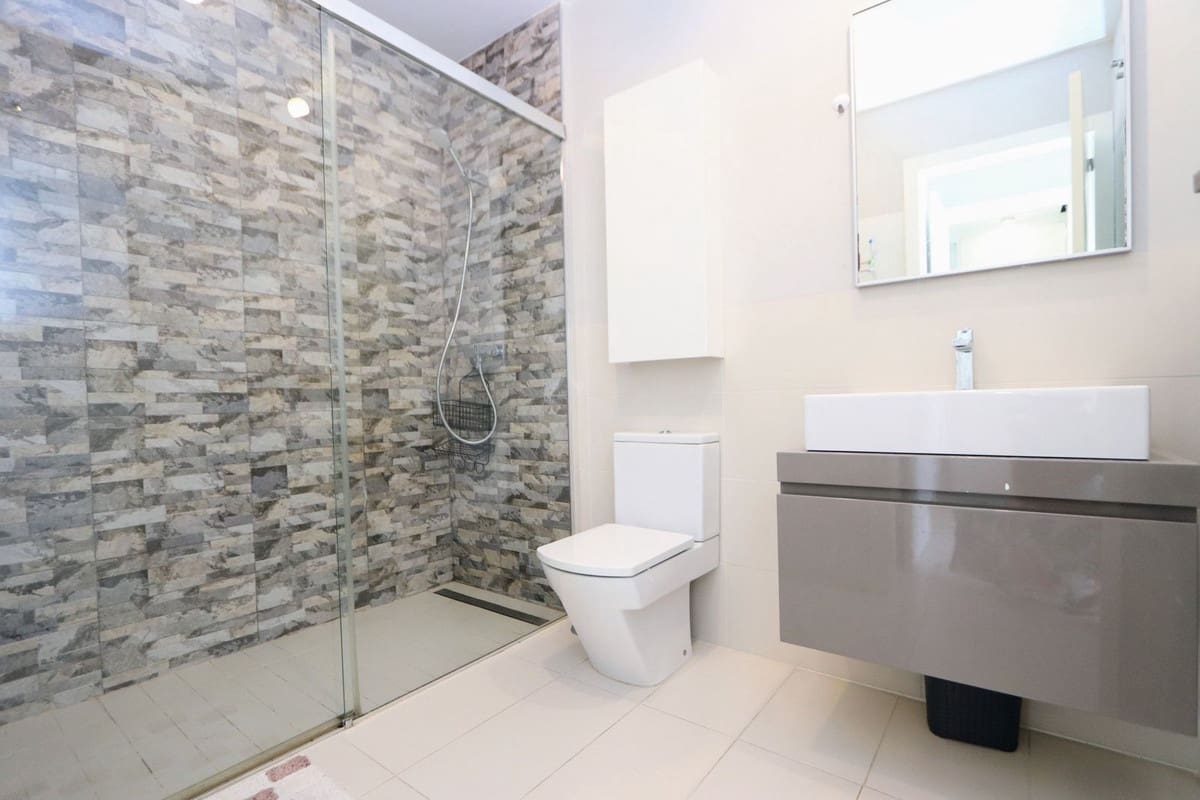 Apartamento de 2 habitaciones en Villamartin en venta con piscina garaje - 245.000 € (Ref: 9962332)