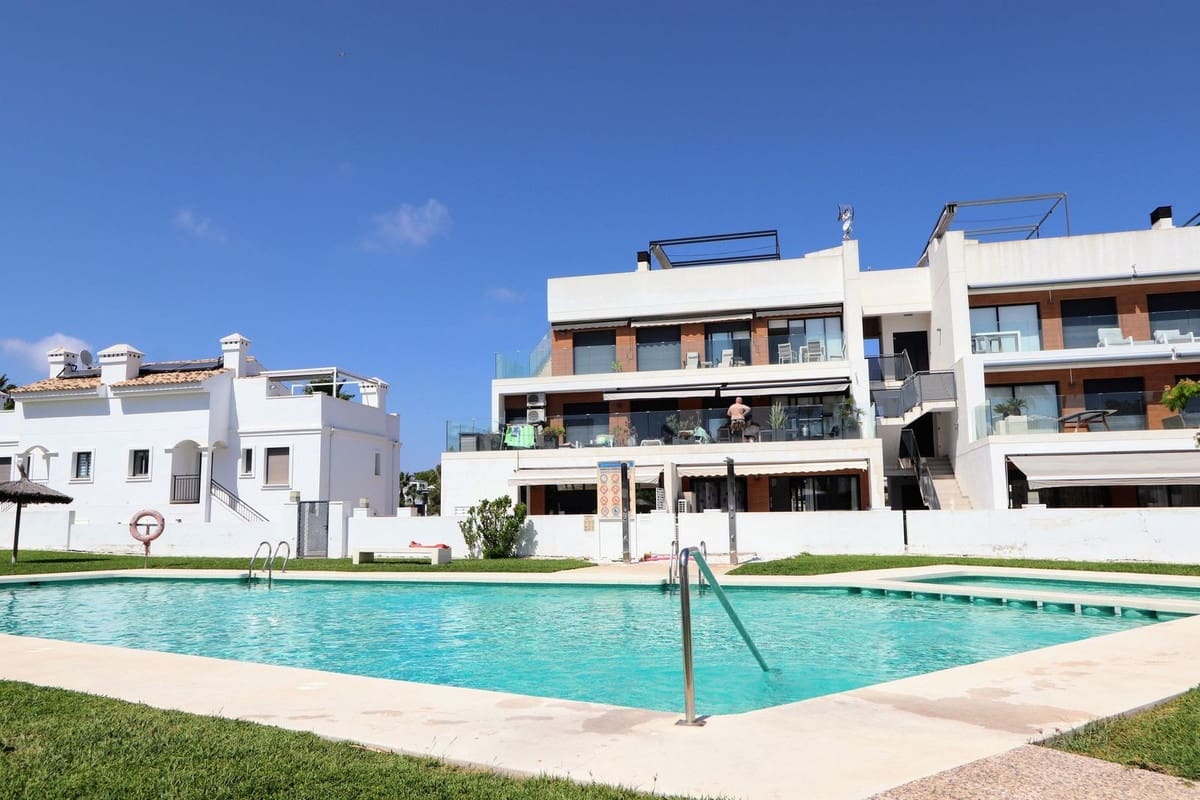 Apartamento de 2 habitaciones en Villamartin en venta con piscina garaje - 245.000 € (Ref: 9962332)