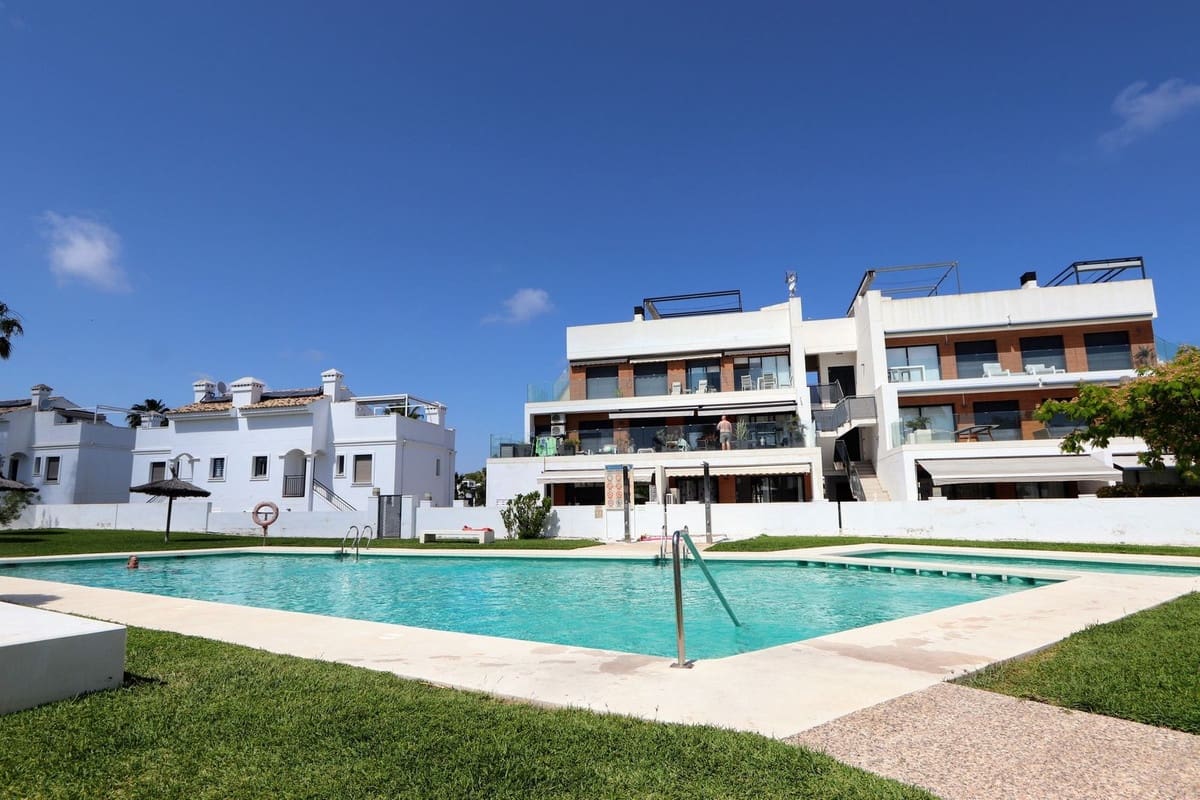 Apartamento de 2 habitaciones en Villamartin en venta con piscina garaje - 245.000 € (Ref: 9962332)