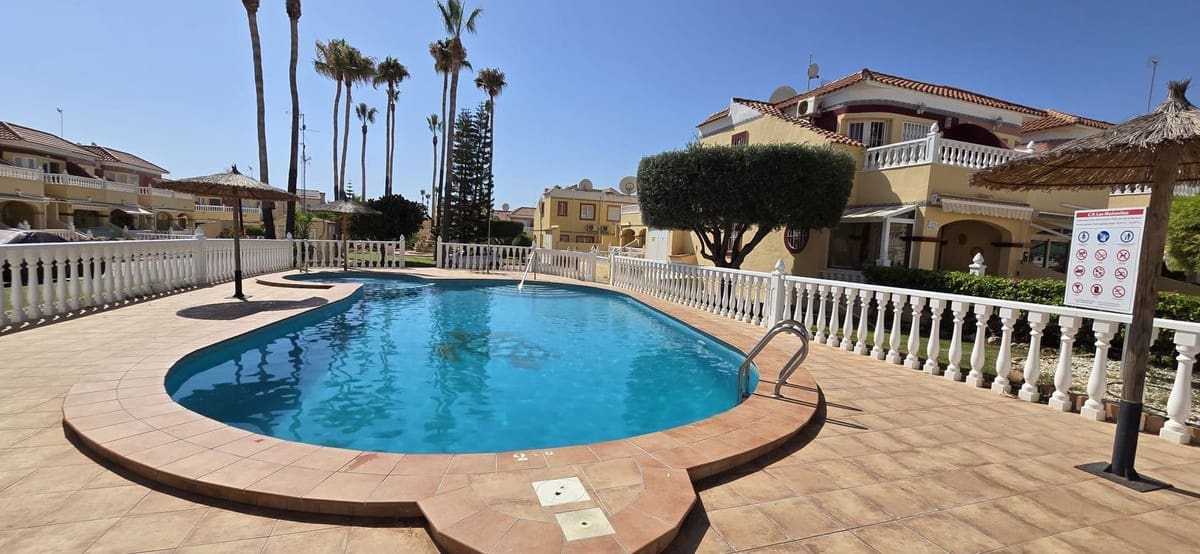 Casa de 3 habitaciones en Cabo Roig en venta con piscina - 210.000 € (Ref: 9962341)
