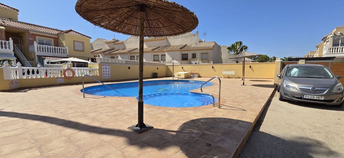 Casa de 3 habitaciones en Cabo Roig en venta con piscina - 210.000 € (Ref: 9962341)