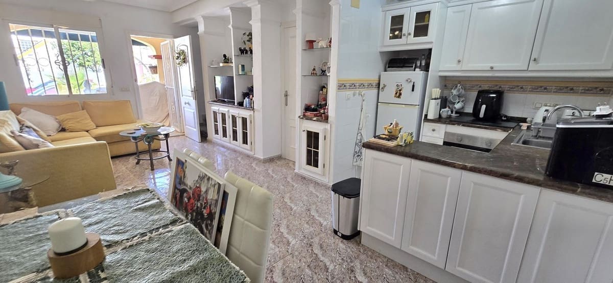 Casa de 3 habitaciones en Cabo Roig en venta con piscina - 210.000 € (Ref: 9962341)