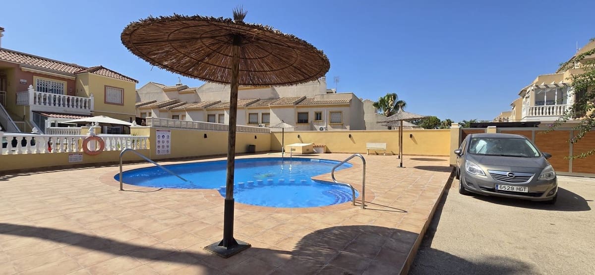 Casa de 3 habitaciones en Cabo Roig en venta con piscina - 210.000 € (Ref: 9962341)