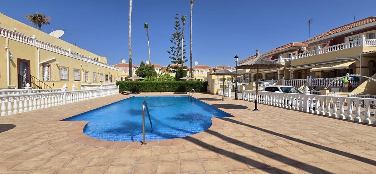 Casa de 3 habitaciones en Cabo Roig en venta con piscina - 210.000 € (Ref: 9962341)