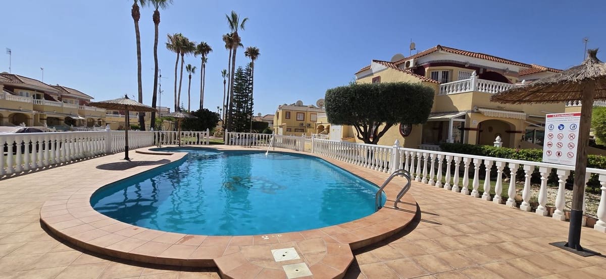 Casa de 3 habitaciones en Cabo Roig en venta con piscina - 210.000 € (Ref: 9962341)
