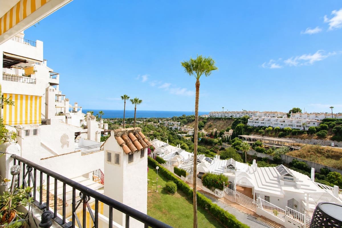 2 bedroom Apartment for sale in Calahonda - € 355,000 (Ref: 9964972)
