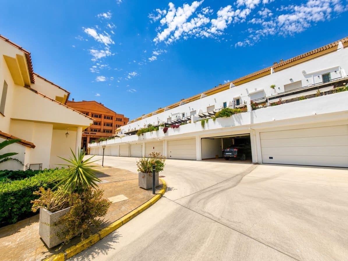 4 bedroom Villa for sale in Manilva with pool garage - € 439,000 (Ref: 9970313)