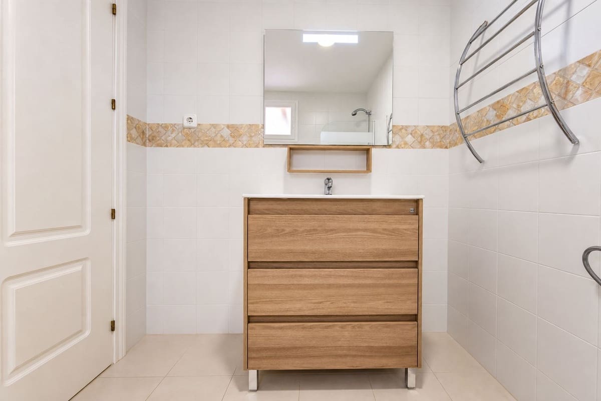 2 makuuhuone Huoneisto myytävänä paikassa La Duquesa / Puerto de la Duquesa mukana uima-altaan - 260 000 € (Ref: 9973016)